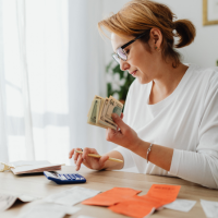 woman using a calculator to balance her budget